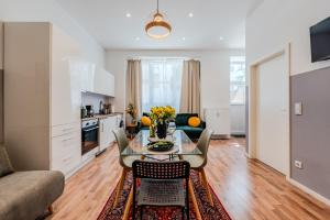 Spacious, central 3 room flat with gym & play area