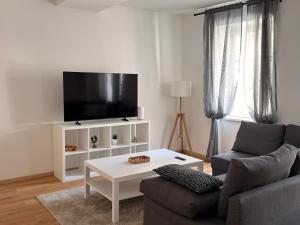 Iconic Central Historic 3BR - Balcony, WIFI & Netflix