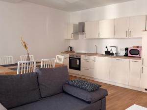 Iconic Central Historic 3BR - Balcony, WIFI & Netflix