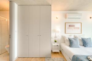 Premium Apartments with Balcony, Pool & Garage by HostWise