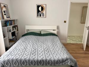 Large double room with a private bathroom in a quiet neighbourhood