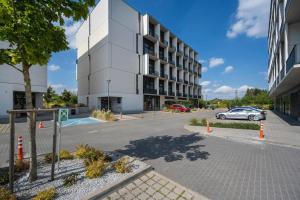 Elegant Studio with Air Conditioning Near the Airport in Wroclaw by Noclegi Renters