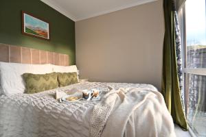 Ty Pren - Cosy Lodge with Panoramic Windows & Mountain Views