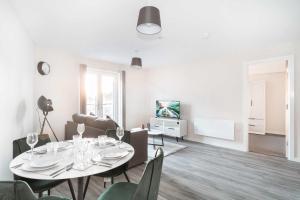 Bright & Spacious 2 Bedroom Manchester Apartment