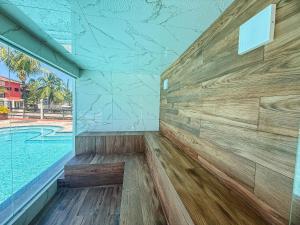 Casas no Residencial Mont Sinai com 2 ou 3 suítes (todas com ar), internet privativa 300MBPS a aproximadamento 250m da Praia de Taperapuã, condomínio com piscinas adulto e infantil, sauna, churrasqueiras e Segurança 24hrs.