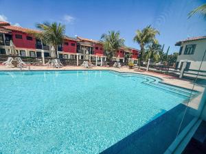 Casas no Residencial Mont Sinai com 2 ou 3 suítes (todas com ar), internet privativa 300MBPS a aproximadamento 250m da Praia de Taperapuã, condomínio com piscinas adulto e infantil, sauna, churrasqueiras e Segurança 24hrs.