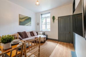 Eat, Stroll, Stay in a Spacious 4-Bed Home in Sheffield