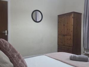 52 - room 2 - smart TV