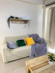 2BR walking distance to MOA - near PICC,NAIA,STAR CITY by JBCO Staycation Jha