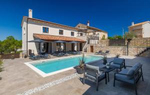 Lovely Home In Liznjan