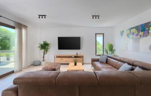 Lovely Home In Liznjan 