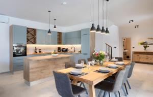 Lovely Home In Liznjan 