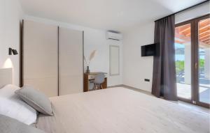 Lovely Home In Liznjan