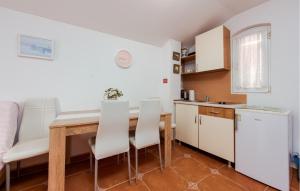 Gorgeous Apartment In Karlobag With Wifi