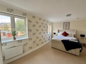 Spacious 5BR, Cheltenham Town centre, inc parking