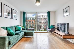 Stylish London Apt with Free Parking and Canal Views