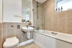 Stylish London Apt with Free Parking and Canal Views