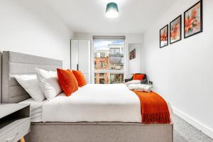 Stylish London Apt with Free Parking and Canal Views