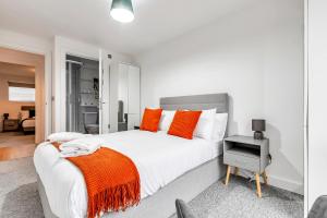 Stylish London Apt with Free Parking and Canal Views