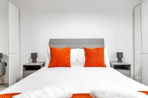 Stylish London Apt with Free Parking and Canal Views