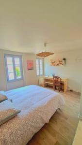 Plein cœur centre historique de Charlieu avec parking et garage vélo moto