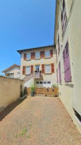 Plein cœur centre historique de Charlieu avec parking et garage vélo moto