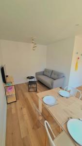 Plein cœur centre historique de Charlieu avec parking et garage vélo moto