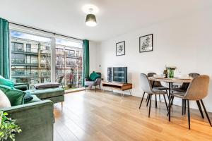 Stylish London Apt with Free Parking and Canal Views