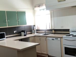 KelBarsie - House - 1 Queen and 2 Singles