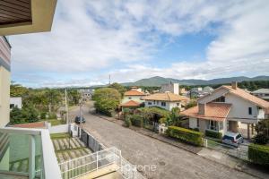 Apto c varanda e churrasq. a 450m do Mar REH0203