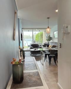 Depto Frente a Laguna y Patio Privado