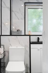 3BR Family House with Free Parking in West Lothian