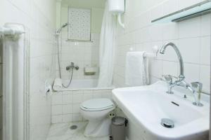 Cozy Minimal Studio by Ampelokipoi Metro