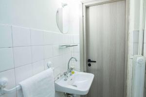 Cozy Minimal Studio by Ampelokipoi Metro