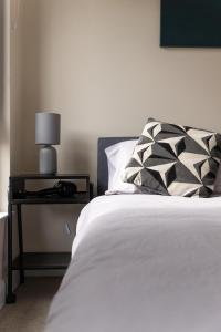 Family 2br Free Parking Near Cathedral Qtr