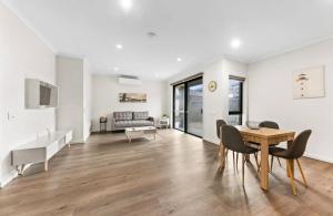 Premium Family Home Near Werribee Zoo and Werribee Mansion