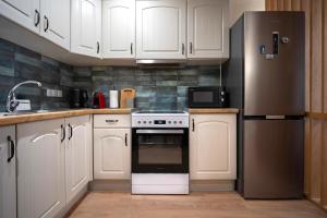 Classic & Charming 2BR, Petralona Metro