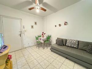 Vista lateral do Mar em Prédio pé na areia!