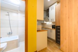 For You Rentals Encantadora vivienda TEMPORAL a pocos minutos del metro Lavapies ZUR3324