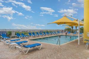 Ocean-view condo w pool & hot tub