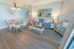 Ocean-view condo w pool & hot tub