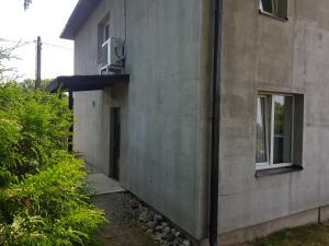 2-room apartment in the house with the SEPARATE ENTRANCE & FREE parking