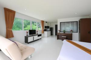 Large, quiet Condo by รินดา Rinrada