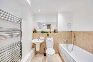 Charming Apartment near the High Street with Private Balcony, Free Parking, Self Check-In, Fast WiFi and Smart TV by Yoko Property