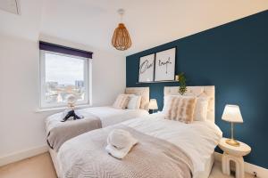 Charming Apartment near the High Street with Private Balcony, Free Parking, Self Check-In, Fast WiFi and Smart TV by Yoko Property