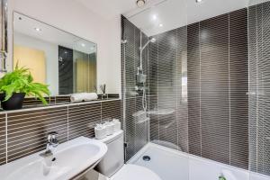 Charming Apartment near the High Street with Private Balcony, Free Parking, Self Check-In, Fast WiFi and Smart TV by Yoko Property