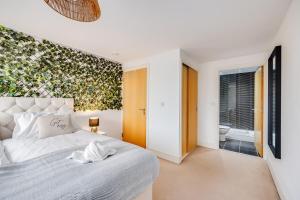 Charming Apartment near the High Street with Private Balcony, Free Parking, Self Check-In, Fast WiFi and Smart TV by Yoko Property