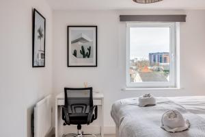 Charming Apartment near the High Street with Private Balcony, Free Parking, Self Check-In, Fast WiFi and Smart TV by Yoko Property