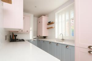 The PINK House , FREE Parking , 3 Bedrooms , Garden , close to M4 and countryside!