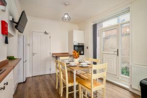 Birkenhead Haven - Sleeps 14 - Family and Group Stay